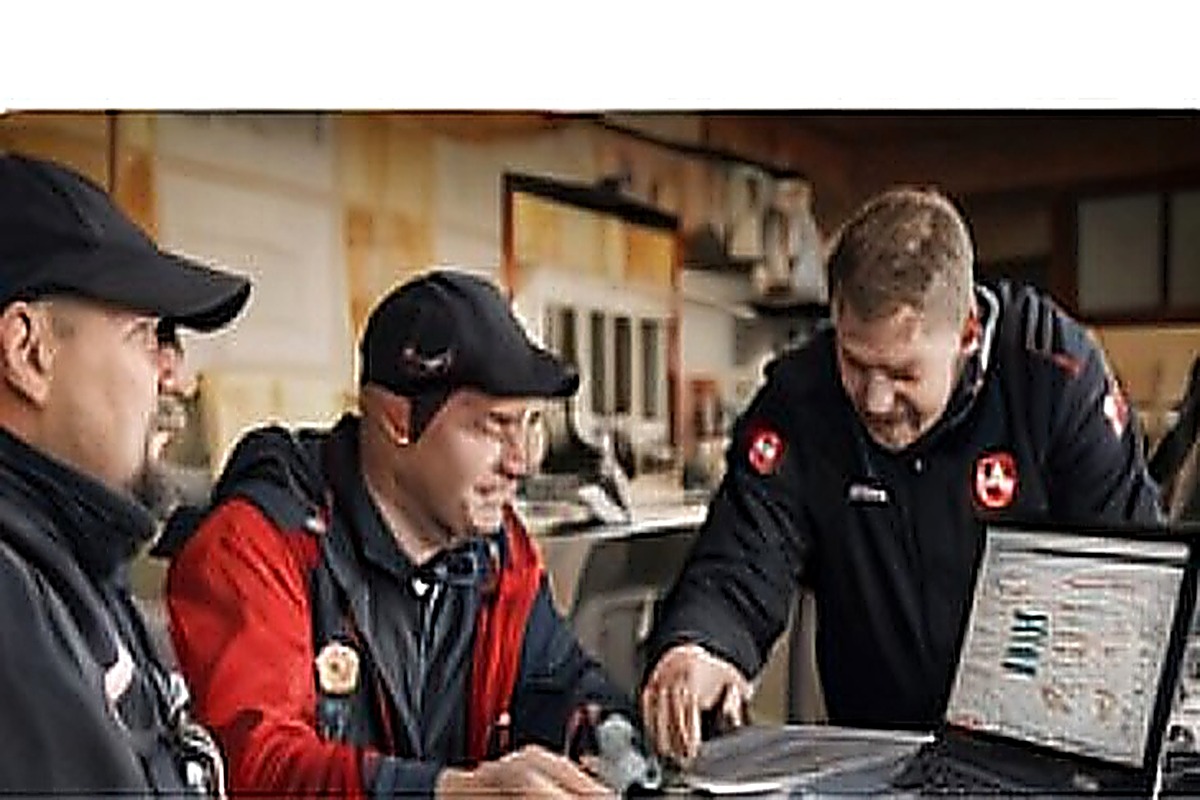 Vereinsmitglieder mit Laptop und Resultatlisten