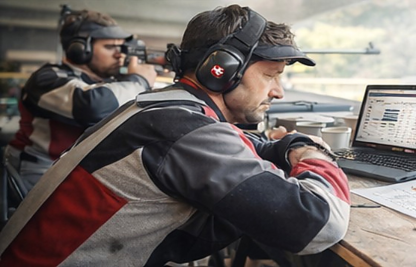 Schweizer Schiesssport im Schützenhaus mit Laptop und Auswertung
